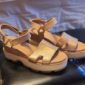 Sorel Women's Tan Platform Sandals. Lightly worn.  Great with so many outfits!